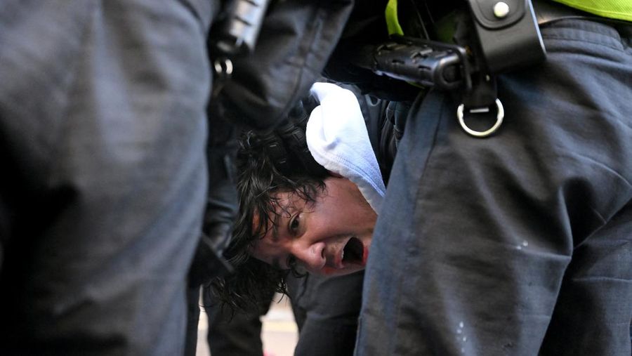 Petugas polisi berjaga di antara golongan anti-fasis dan pendukung Tommy Robinson selama demonstrasi anti-imigrasi nan diselenggarakan oleh aktivis anti-imigrasi Inggris Stephen Yaxley-Lennon, nan juga dikenal sebagai Tommy Robinson, di London, Inggris, 13 September 2025. (REUTERS/Jaimi Joy)