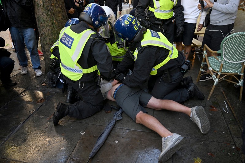 Petugas polisi berjaga di antara kelompok anti-fasis dan pendukung Tommy Robinson selama demonstrasi anti-imigrasi yang diselenggarakan oleh aktivis anti-imigrasi Inggris Stephen Yaxley-Lennon, yang juga dikenal sebagai Tommy Robinson, di London, Inggris, 13 September 2025. (REUTERS/Jaimi Joy)