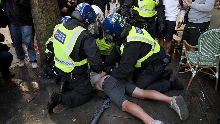 Petugas polisi berjaga di antara golongan anti-fasis dan pendukung Tommy Robinson selama demonstrasi anti-imigrasi nan diselenggarakan oleh aktivis anti-imigrasi Inggris Stephen Yaxley-Lennon, nan juga dikenal sebagai Tommy Robinson, di London, Inggris, 13 September 2025. Petugas polisi berjaga di antara golongan anti-fasis dan pendukung Tommy Robinson selama demonstrasi anti-imigrasi nan diselenggarakan oleh aktivis anti-imigrasi Inggris Stephen Yaxley-Lennon, nan juga dikenal sebagai Tommy Robinson, di London, Inggris, 13 September 2025. (REUTERS/Jaimi Joy)