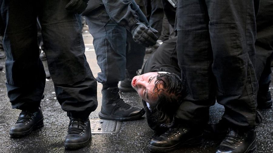 Petugas polisi berjaga di antara golongan anti-fasis dan pendukung Tommy Robinson selama demonstrasi anti-imigrasi nan diselenggarakan oleh aktivis anti-imigrasi Inggris Stephen Yaxley-Lennon, nan juga dikenal sebagai Tommy Robinson, di London, Inggris, 13 September 2025. (REUTERS/Jaimi Joy)