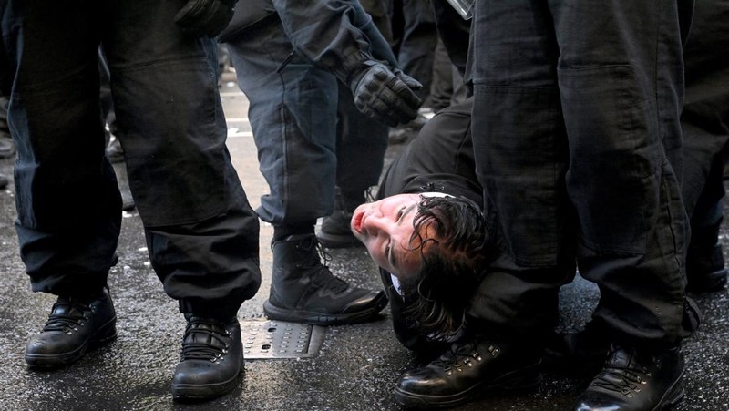Petugas polisi berjaga di antara kelompok anti-fasis dan pendukung Tommy Robinson selama demonstrasi anti-imigrasi yang diselenggarakan oleh aktivis anti-imigrasi Inggris Stephen Yaxley-Lennon, yang juga dikenal sebagai Tommy Robinson, di London, Inggris, 13 September 2025. (REUTERS/Jaimi Joy)