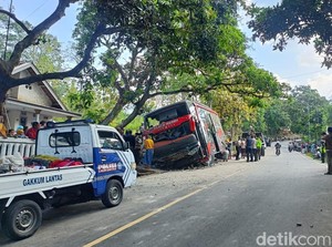 Video: Identitas 8 Korban Tewas Kecelakaan Maut Bus Wisata di Probolinggo