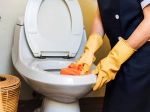 Es Batu Ternyata Bisa Bersihkan Noda Bandel di Kloset, Ini Caranya!