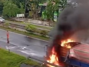 Truk Pengangkut Barang Terbakar dan Meledak di Tol Belmera
