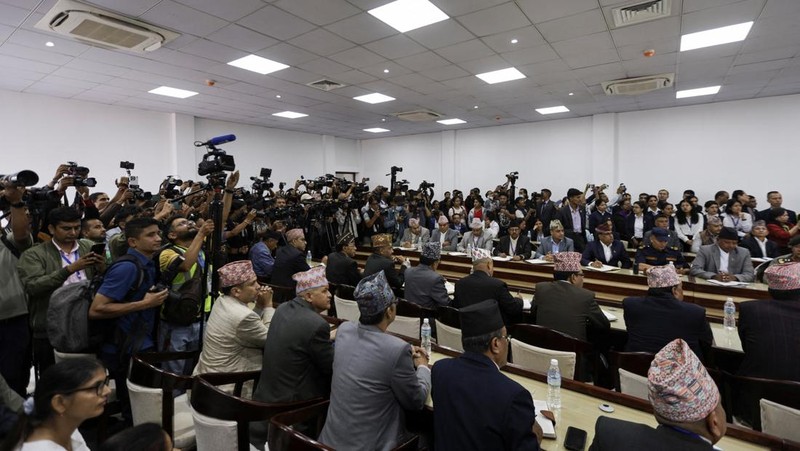 Perdana Menteri baru Nepal, Sushila Karki, menyampaikan pernyataan publik perdana usai dilantik, Minggu (14/9/2025). (Navesh Chitrakar/Navesh Chitrakar)
