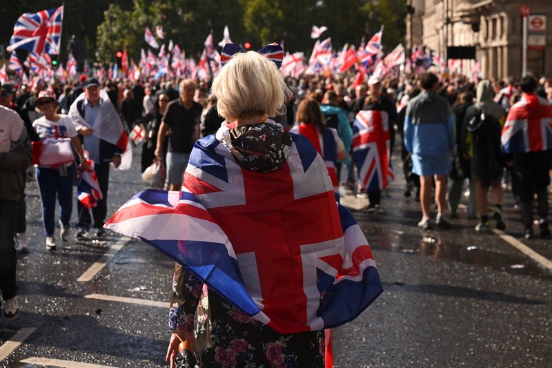 Petugas polisi berjaga di antara kelompok anti-fasis dan pendukung Tommy Robinson selama demonstrasi anti-imigrasi yang diselenggarakan oleh aktivis anti-imigrasi Inggris Stephen Yaxley-Lennon, yang juga dikenal sebagai Tommy Robinson, di London, Inggris, 13 September 2025. Petugas polisi berjaga di antara kelompok anti-fasis dan pendukung Tommy Robinson selama demonstrasi anti-imigrasi yang diselenggarakan oleh aktivis anti-imigrasi Inggris Stephen Yaxley-Lennon, yang juga dikenal sebagai Tommy Robinson, di London, Inggris, 13 September 2025. (REUTERS/Jaimi Joy)