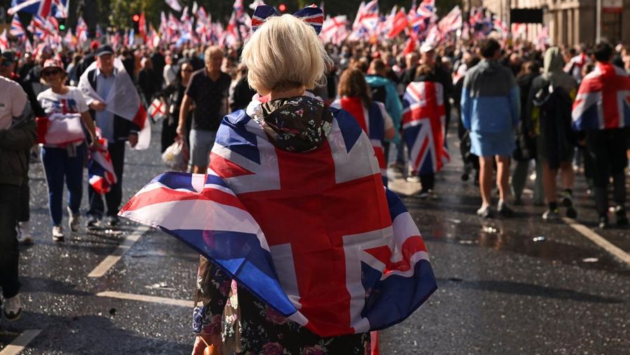 Petugas polisi berjaga di antara golongan anti-fasis dan pendukung Tommy Robinson selama demonstrasi anti-imigrasi nan diselenggarakan oleh aktivis anti-imigrasi Inggris Stephen Yaxley-Lennon, nan juga dikenal sebagai Tommy Robinson, di London, Inggris, 13 September 2025. Petugas polisi berjaga di antara golongan anti-fasis dan pendukung Tommy Robinson selama demonstrasi anti-imigrasi nan diselenggarakan oleh aktivis anti-imigrasi Inggris Stephen Yaxley-Lennon, nan juga dikenal sebagai Tommy Robinson, di London, Inggris, 13 September 2025. (REUTERS/Jaimi Joy)
