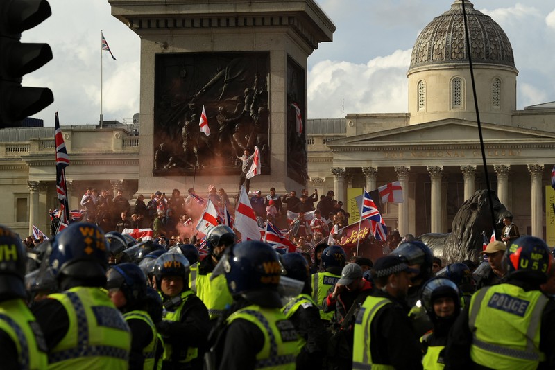 Petugas polisi berjaga di antara kelompok anti-fasis dan pendukung Tommy Robinson selama demonstrasi anti-imigrasi yang diselenggarakan oleh aktivis anti-imigrasi Inggris Stephen Yaxley-Lennon, yang juga dikenal sebagai Tommy Robinson, di London, Inggris, 13 September 2025. Petugas polisi berjaga di antara kelompok anti-fasis dan pendukung Tommy Robinson selama demonstrasi anti-imigrasi yang diselenggarakan oleh aktivis anti-imigrasi Inggris Stephen Yaxley-Lennon, yang juga dikenal sebagai Tommy Robinson, di London, Inggris, 13 September 2025. (REUTERS/Jaimi Joy)