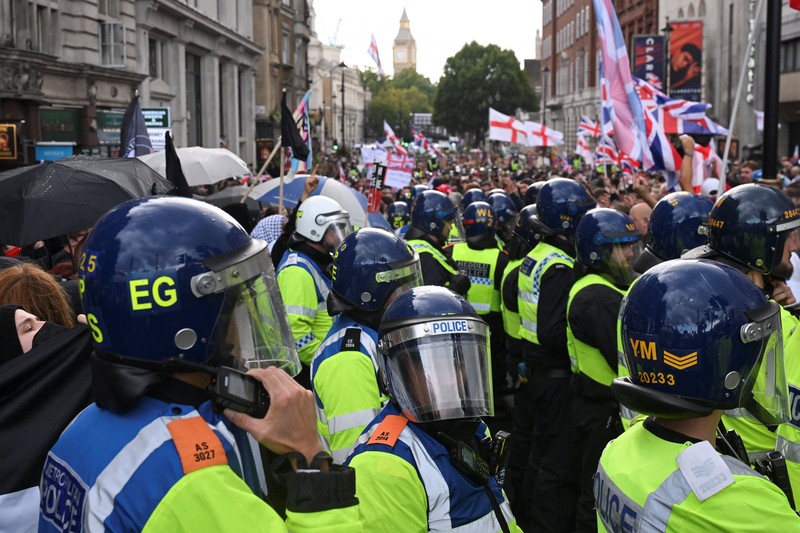 Petugas polisi berjaga di antara kelompok anti-fasis dan pendukung Tommy Robinson selama demonstrasi anti-imigrasi yang diselenggarakan oleh aktivis anti-imigrasi Inggris Stephen Yaxley-Lennon, yang juga dikenal sebagai Tommy Robinson, di London, Inggris, 13 September 2025. Petugas polisi berjaga di antara kelompok anti-fasis dan pendukung Tommy Robinson selama demonstrasi anti-imigrasi yang diselenggarakan oleh aktivis anti-imigrasi Inggris Stephen Yaxley-Lennon, yang juga dikenal sebagai Tommy Robinson, di London, Inggris, 13 September 2025. (REUTERS/Jaimi Joy)