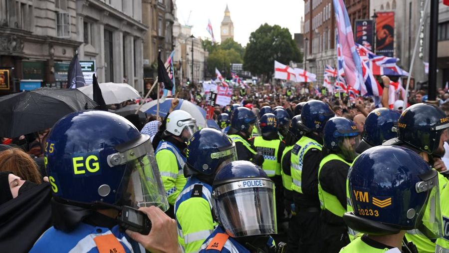 Petugas polisi berjaga di antara golongan anti-fasis dan pendukung Tommy Robinson selama demonstrasi anti-imigrasi nan diselenggarakan oleh aktivis anti-imigrasi Inggris Stephen Yaxley-Lennon, nan juga dikenal sebagai Tommy Robinson, di London, Inggris, 13 September 2025. (REUTERS/Jaimi Joy)
