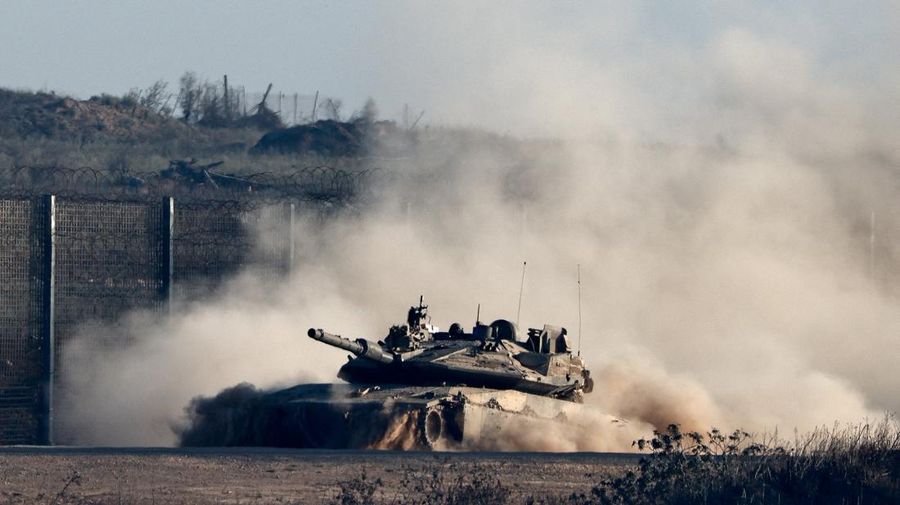 Asap mengepul setelah ledakan di Gaza, terlihat dari Israel, 14 September 2025. (REUTERS/Amir Cohen)