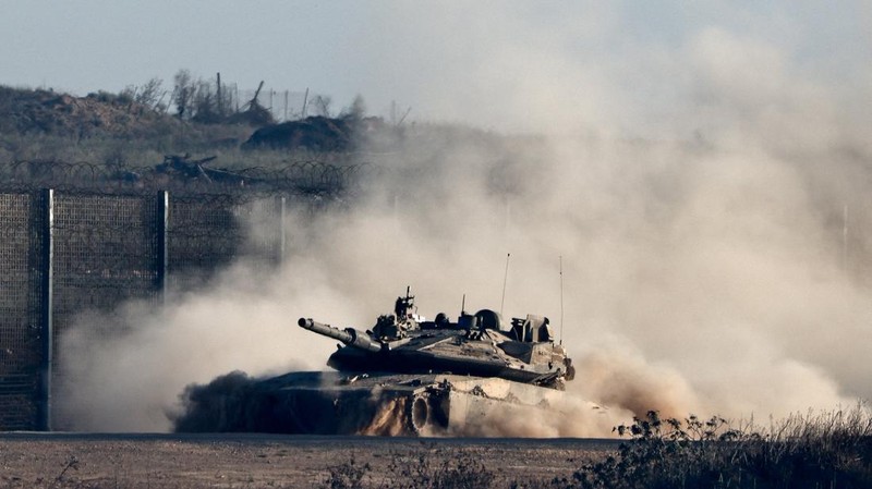 Asap mengepul setelah ledakan di Gaza, terlihat dari Israel, 14 September 2025. (REUTERS/Amir Cohen)