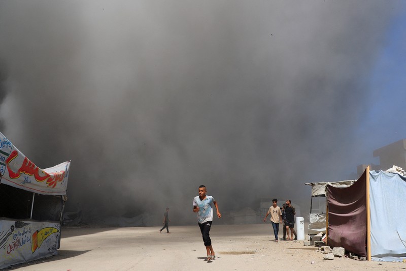 Asap mengepul setelah ledakan di Gaza, terlihat dari Israel, 14 September 2025. (REUTERS/Amir Cohen)