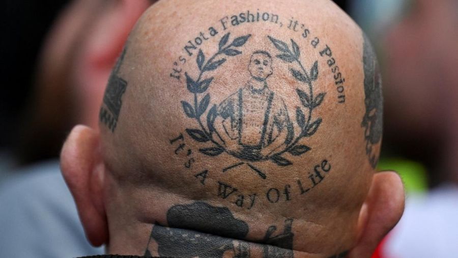 Petugas polisi berjaga di antara golongan anti-fasis dan pendukung Tommy Robinson selama demonstrasi anti-imigrasi nan diselenggarakan oleh aktivis anti-imigrasi Inggris Stephen Yaxley-Lennon, nan juga dikenal sebagai Tommy Robinson, di London, Inggris, 13 September 2025. (REUTERS/Jaimi Joy)