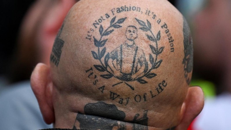 Petugas polisi berjaga di antara kelompok anti-fasis dan pendukung Tommy Robinson selama demonstrasi anti-imigrasi yang diselenggarakan oleh aktivis anti-imigrasi Inggris Stephen Yaxley-Lennon, yang juga dikenal sebagai Tommy Robinson, di London, Inggris, 13 September 2025. (REUTERS/Jaimi Joy)