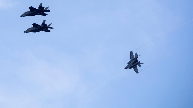 Tensi antara Amerika Serikat dengan Venezuela memanas pekan ini.
Washington bahkan mengerahkan lima jet tempur siluman tercanggih F-35 ke Puerto Rico pada Sabtu (13/9/2025), sekutu AS yang merupakan tetangga Venezuela. (REUTERS/Ricardo Arduengo)