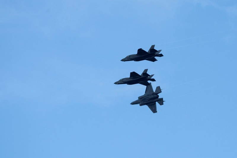 Tensi antara Amerika Serikat dengan Venezuela memanas pekan ini. Washington bahkan mengerahkan lima jet tempur siluman tercanggih F-35 ke Puerto Rico pada Sabtu (13/9/2025), sekutu AS yang merupakan tetangga Venezuela. Tensi antara Amerika Serikat dengan Venezuela memanas pekan ini.
Washington bahkan mengerahkan lima jet tempur siluman tercanggih F-35 ke Puerto Rico pada Sabtu (13/9/2025), sekutu AS yang merupakan tetangga Venezuela. (REUTERS/Ricardo Arduengo)