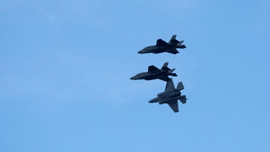 Tensi antara Amerika Serikat dengan Venezuela memanas pekan ini. Washington bahkan mengerahkan lima jet tempur siluman tercanggih F-35 ke Puerto Rico pada Sabtu (13/9/2025), sekutu AS yang merupakan tetangga Venezuela. Tensi antara Amerika Serikat dengan Venezuela memanas pekan ini.
Washington bahkan mengerahkan lima jet tempur siluman tercanggih F-35 ke Puerto Rico pada Sabtu (13/9/2025), sekutu AS yang merupakan tetangga Venezuela. (REUTERS/Ricardo Arduengo)