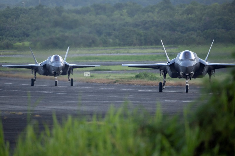 Tensi antara Amerika Serikat dengan Venezuela memanas pekan ini. Washington bahkan mengerahkan lima jet tempur siluman tercanggih F-35 ke Puerto Rico pada Sabtu (13/9/2025), sekutu AS yang merupakan tetangga Venezuela. Tensi antara Amerika Serikat dengan Venezuela memanas pekan ini.
Washington bahkan mengerahkan lima jet tempur siluman tercanggih F-35 ke Puerto Rico pada Sabtu (13/9/2025), sekutu AS yang merupakan tetangga Venezuela. (REUTERS/Ricardo Arduengo)