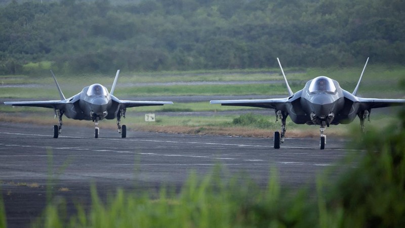 Tensi antara Amerika Serikat dengan Venezuela memanas pekan ini.
Washington bahkan mengerahkan lima jet tempur siluman tercanggih F-35 ke Puerto Rico pada Sabtu (13/9/2025), sekutu AS yang merupakan tetangga Venezuela. (REUTERS/Ricardo Arduengo)