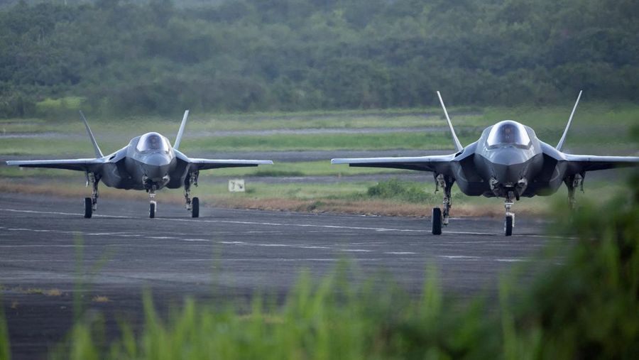 Tensi antara Amerika Serikat dengan Venezuela memanas pekan ini. Washington bahkan mengerahkan lima jet tempur siluman tercanggih F-35 ke Puerto Rico pada Sabtu (13/9/2025), sekutu AS yang merupakan tetangga Venezuela. Tensi antara Amerika Serikat dengan Venezuela memanas pekan ini.
Washington bahkan mengerahkan lima jet tempur siluman tercanggih F-35 ke Puerto Rico pada Sabtu (13/9/2025), sekutu AS yang merupakan tetangga Venezuela. (REUTERS/Ricardo Arduengo)