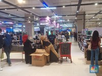Diskon Besar-Besran, Warga Serbu Koper di Transmart