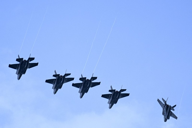 Tensi antara Amerika Serikat dengan Venezuela memanas pekan ini. Washington bahkan mengerahkan lima jet tempur siluman tercanggih F-35 ke Puerto Rico pada Sabtu (13/9/2025), sekutu AS yang merupakan tetangga Venezuela. Tensi antara Amerika Serikat dengan Venezuela memanas pekan ini.
Washington bahkan mengerahkan lima jet tempur siluman tercanggih F-35 ke Puerto Rico pada Sabtu (13/9/2025), sekutu AS yang merupakan tetangga Venezuela. (REUTERS/Ricardo Arduengo)