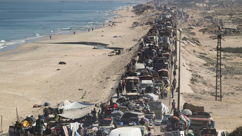 Asap mengepul setelah ledakan di Gaza, terlihat dari Israel, 14 September 2025. (REUTERS/Amir Cohen)