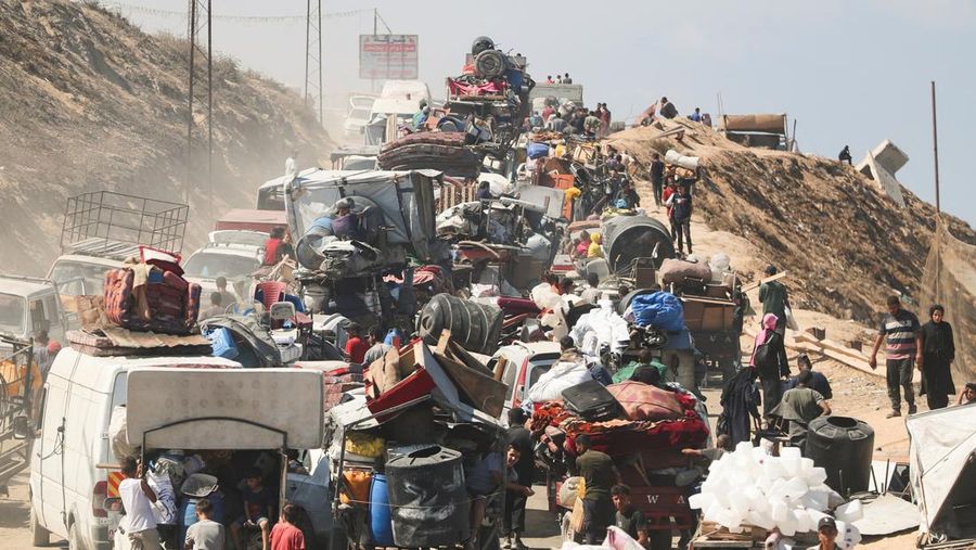 Asap mengepul setelah ledakan di Gaza, terlihat dari Israel, 14 September 2025. (REUTERS/Amir Cohen)