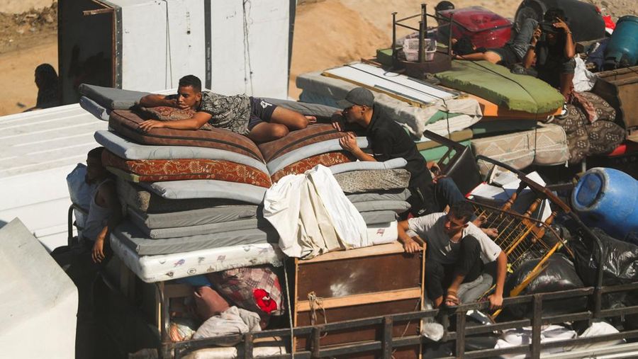 Asap mengepul setelah ledakan di Gaza, terlihat dari Israel, 14 September 2025. (REUTERS/Amir Cohen)
