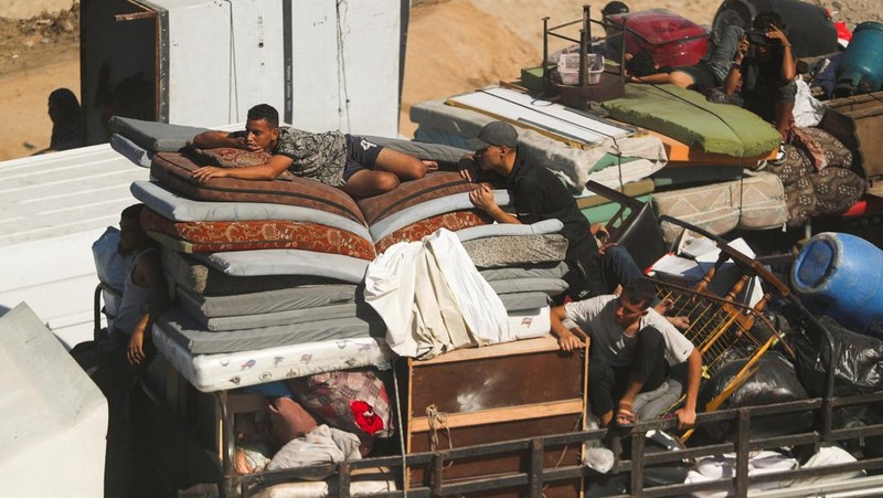 Asap mengepul setelah ledakan di Gaza, terlihat dari Israel, 14 September 2025. (REUTERS/Amir Cohen)