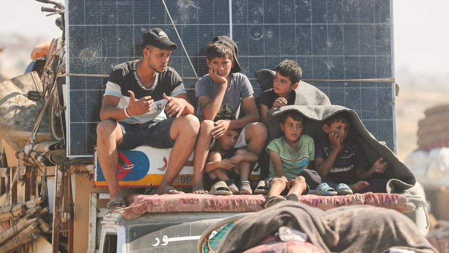 Asap mengepul setelah ledakan di Gaza, terlihat dari Israel, 14 September 2025. (REUTERS/Amir Cohen)