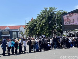 Antrean Ribuan Warga Surabaya Ngurus SKCK PPPK Sejak Subuh
