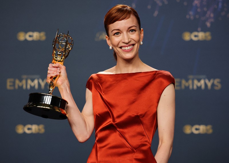 AWARDS-EMMYS/ Britt Lower poses with the Best Actress in a Drama Series award for Severance, at the 77th Primetime Emmy Awards in Los Angeles, California, U.S., September 14, 2025. REUTERS/Daniel Cole