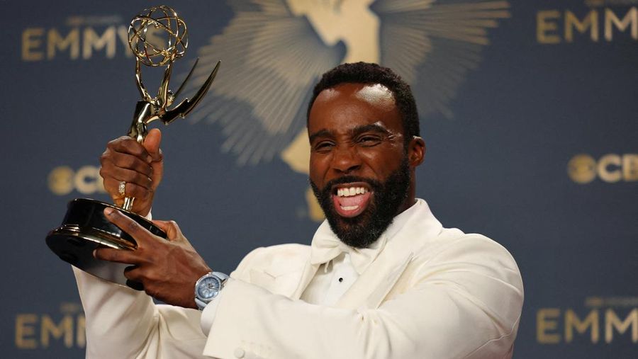 AWARDS-EMMYS/ Britt Lower poses with the Best Actress in a Drama Series award for Severance, at the 77th Primetime Emmy Awards in Los Angeles, California, U.S., September 14, 2025. REUTERS/Daniel Cole