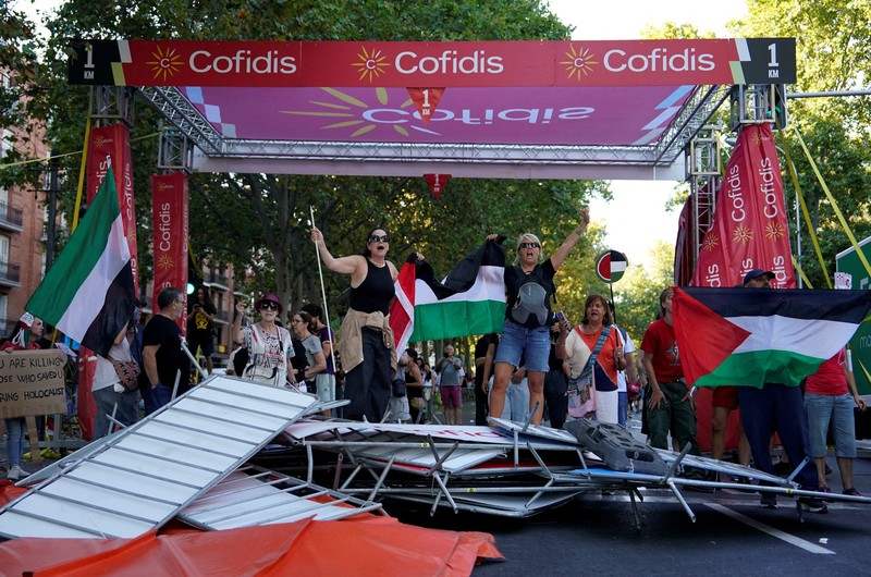 Barikade dirusak oleh demonstran pro-Palestina selama etape ke-21 Vuelta a España dari Alalpardo ke Madrid, Spanyol, 14 September 2025. Barikade dirusak oleh demonstran pro-Palestina selama etape ke-21 Vuelta a España dari Alalpardo ke Madrid, Spanyol, 14 September 2025. (REUTERS/Ana Beltran)