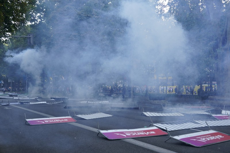 Barikade dirusak oleh demonstran pro-Palestina selama etape ke-21 Vuelta a España dari Alalpardo ke Madrid, Spanyol, 14 September 2025. Barikade dirusak oleh demonstran pro-Palestina selama etape ke-21 Vuelta a España dari Alalpardo ke Madrid, Spanyol, 14 September 2025. (REUTERS/Ana Beltran)