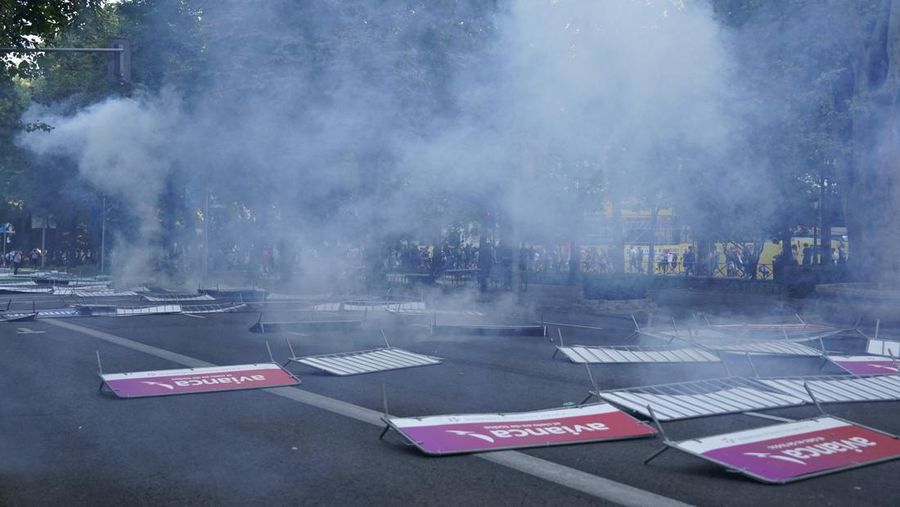 Barikade dirusak oleh demonstran pro-Palestina selama etape ke-21 Vuelta a España dari Alalpardo ke Madrid, Spanyol, 14 September 2025. Barikade dirusak oleh demonstran pro-Palestina selama etape ke-21 Vuelta a España dari Alalpardo ke Madrid, Spanyol, 14 September 2025. (REUTERS/Ana Beltran)