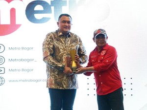 Bupati Bogor Rudy Susmanto Raih Penghargaan Tokoh Peduli Disabilitas