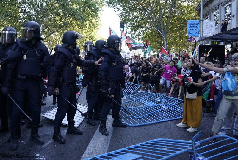 Barikade dirusak oleh demonstran pro-Palestina selama etape ke-21 Vuelta a España dari Alalpardo ke Madrid, Spanyol, 14 September 2025. (REUTERS/Ana Beltran)