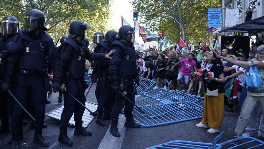 Barikade dirusak oleh demonstran pro-Palestina selama etape ke-21 Vuelta a España dari Alalpardo ke Madrid, Spanyol, 14 September 2025. (REUTERS/Ana Beltran)