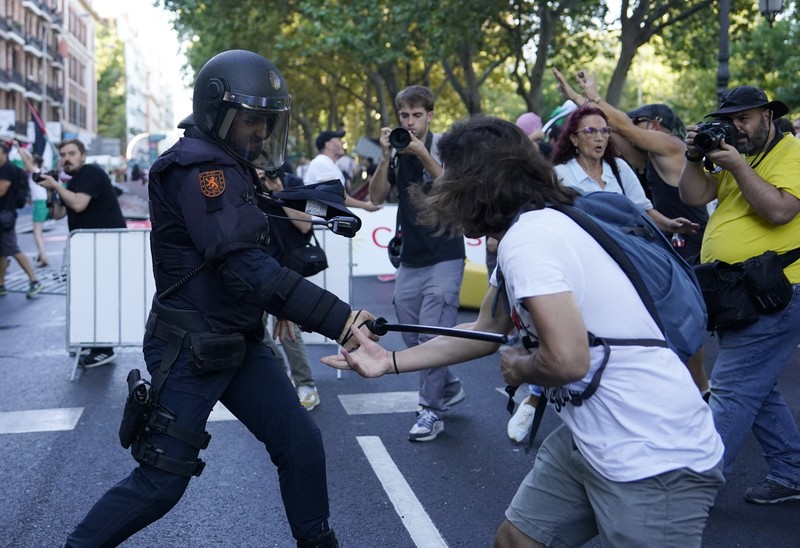 Barikade dirusak oleh demonstran pro-Palestina selama etape ke-21 Vuelta a España dari Alalpardo ke Madrid, Spanyol, 14 September 2025. (REUTERS/Ana Beltran)