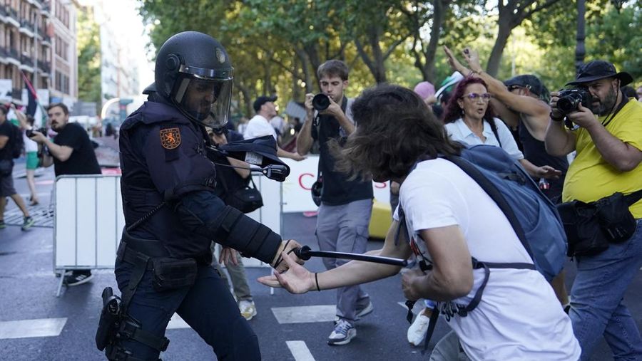 Barikade dirusak oleh demonstran pro-Palestina selama etape ke-21 Vuelta a España dari Alalpardo ke Madrid, Spanyol, 14 September 2025. (REUTERS/Ana Beltran)