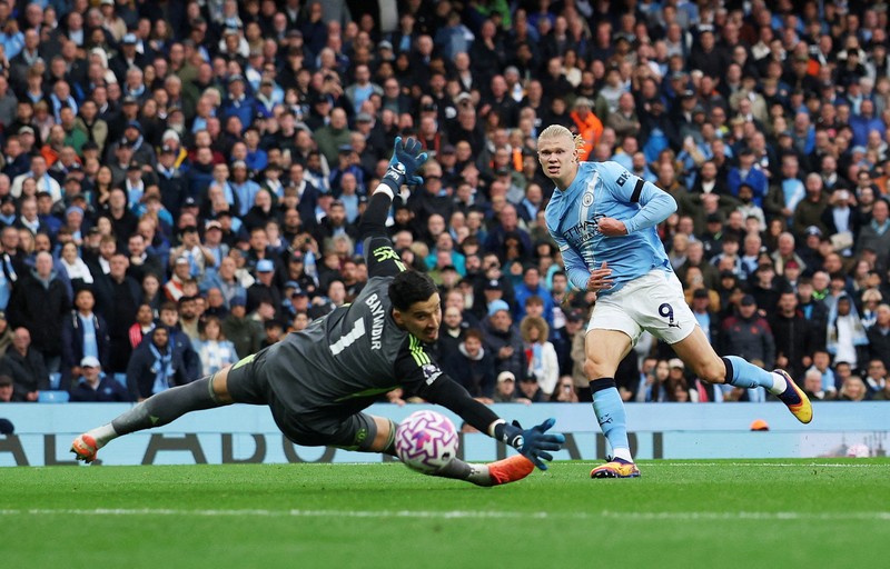 Erling Haaland merayakan gol keduanya untuk Manchester City dalam laga Liga Primer melawan Manchester United di Etihad Stadium, Manchester, 14 September 2025. (REUTERS/Phil Noble)