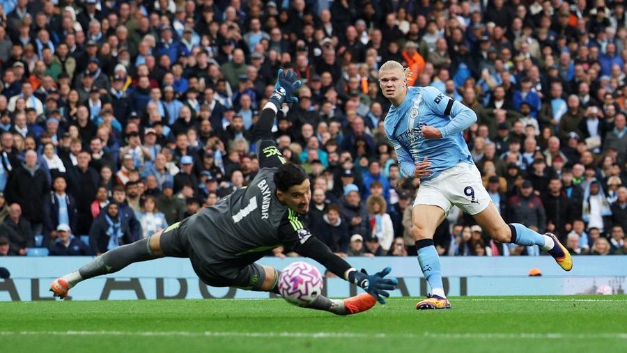 Erling Haaland merayakan gol keduanya untuk Manchester City dalam laga Liga Primer melawan Manchester United di Etihad Stadium, Manchester, 14 September 2025. (REUTERS/Phil Noble)