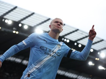 Erling Haaland merayakan gol keduanya untuk Manchester City dalam laga Liga Primer melawan Manchester United di Etihad Stadium, Manchester, 14 September 2025. (REUTERS/Phil Noble)