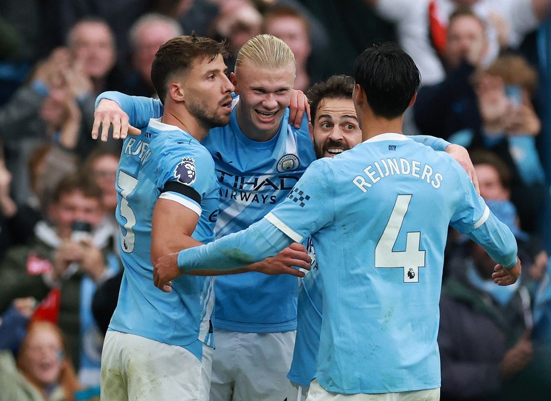 Erling Haaland merayakan gol keduanya untuk Manchester City dalam laga Liga Primer melawan Manchester United di Etihad Stadium, Manchester, 14 September 2025. (REUTERS/Phil Noble)