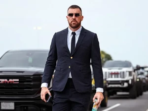 Travis Kelce Tampil Nyentrik dengan Shorts Suit, Bikin Fans Pro-Kontra