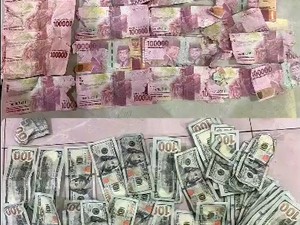 Dukun Pengganda Uang Jaksel Mau Buang Dolar AS Palsu ke Kloset Saat Digerebek