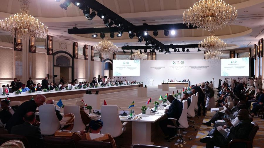 Perdana Menteri dan Menteri Luar Negeri Qatar, Sheikh Mohammed bin Abdulrahman bin Jassim Al-Thani, menghadiri pertemuan tingkat menteri persiapan KTT darurat Arab-Islam di Doha, Qatar, 14 September 2025. Kementerian Luar Negeri Qatar/Handout via REUTERS.